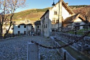 16 Il centro del piccolo borgo con  antica fontana 